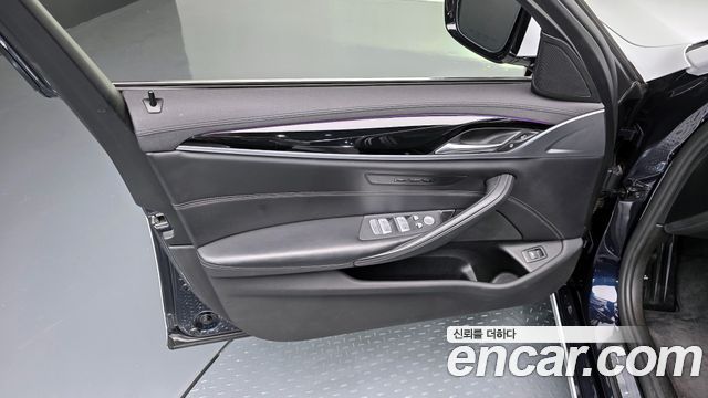 BMW 5-Series 2019 — photo 14