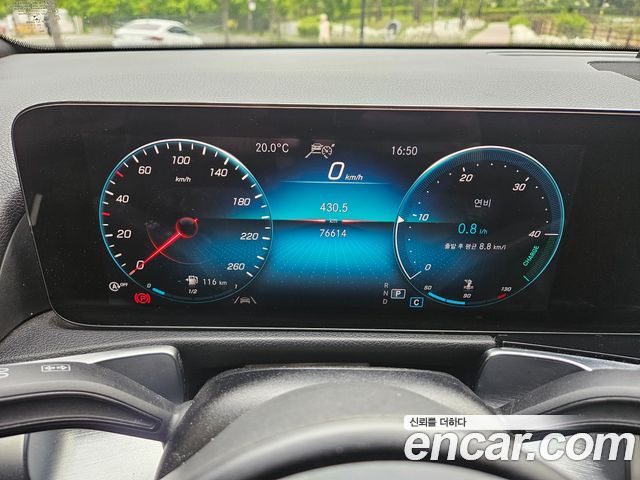 Mercedes-Benz GLB-Class 2021 — photo 8