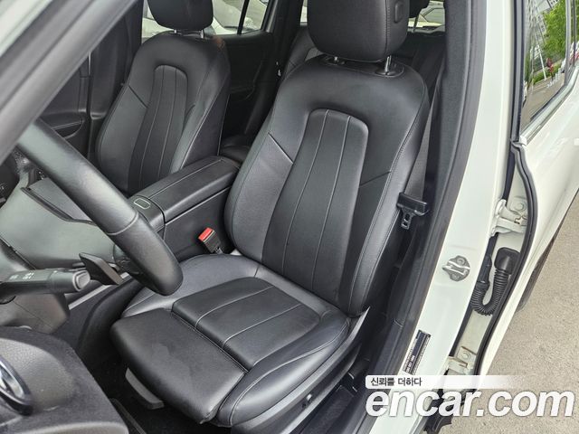 Mercedes-Benz GLB-Class 2021 — photo 10