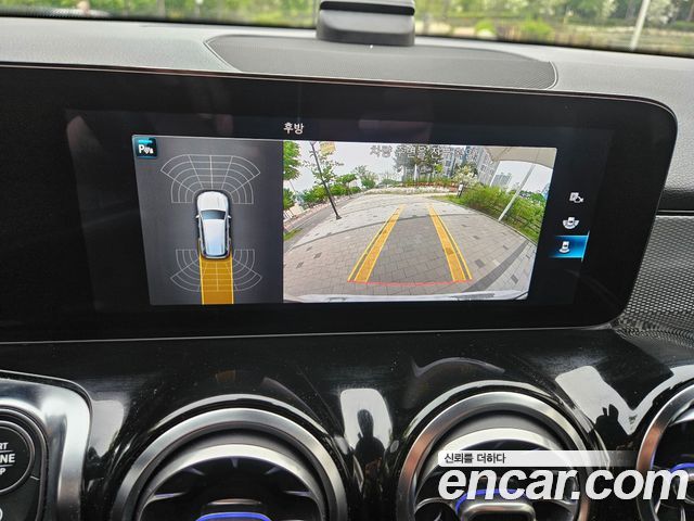 Mercedes-Benz GLB-Class 2021 — photo 12