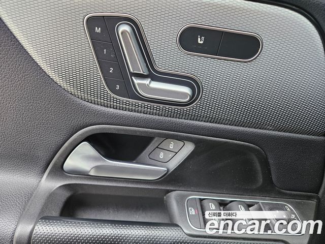 Mercedes-Benz GLB-Class 2021 — photo 15