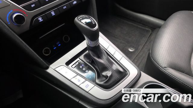 Hyundai AVANTE 2017 — photo 12