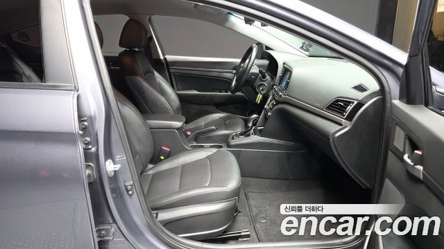 Hyundai AVANTE 2017 — photo 17