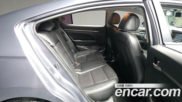Hyundai AVANTE 2017 — photo 18