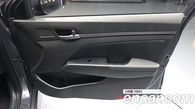 Hyundai AVANTE 2017 — photo 14