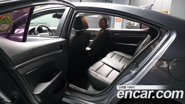 Hyundai AVANTE 2017 — photo 16