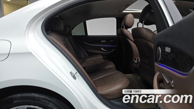 Mercedes-Benz E-Class 2017 — photo 18