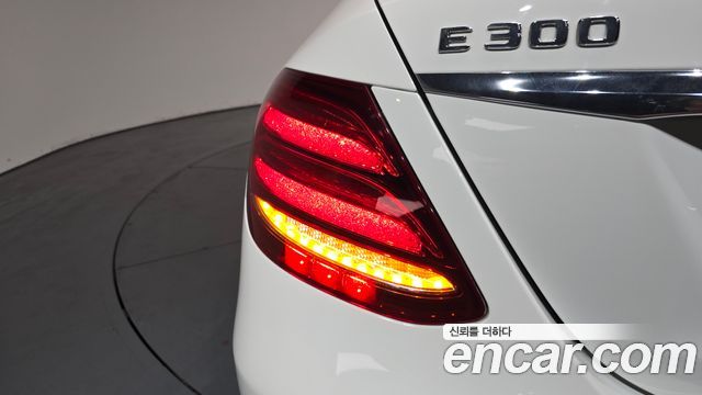 Mercedes-Benz E-Class 2017 — photo 9