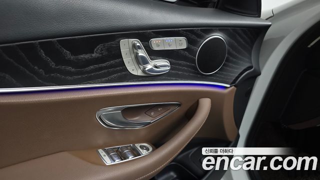 Mercedes-Benz E-Class 2017 — photo 14