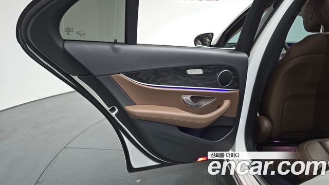 Mercedes-Benz E-Class 2017 — photo 15