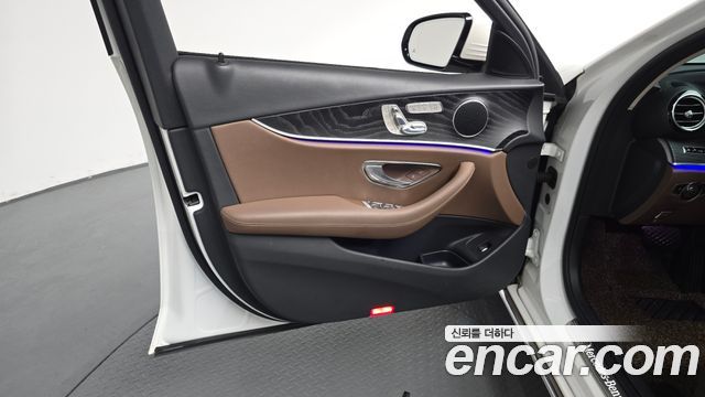 Mercedes-Benz E-Class 2017 — photo 32