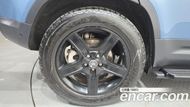Land Rover Defender 2023 — photo 5