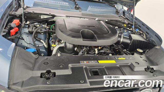 Land Rover Defender 2023 — photo 6