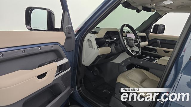 Land Rover Defender 2023 — photo 13