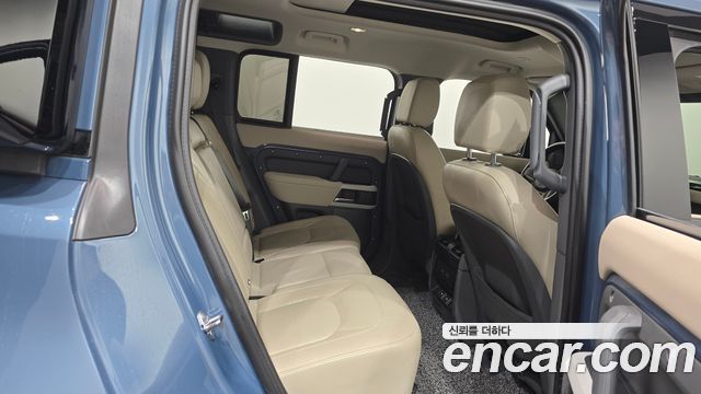 Land Rover Defender 2023 — photo 17
