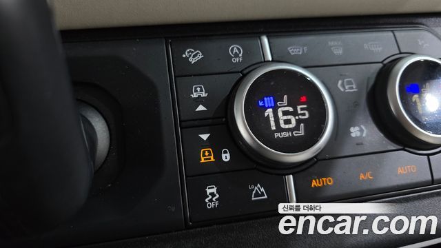 Land Rover Defender 2023 — photo 18