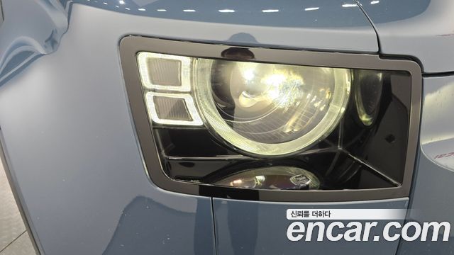 Land Rover Defender 2023 — photo 8
