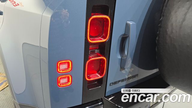 Land Rover Defender 2023 — photo 9