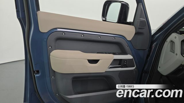 Land Rover Defender 2023 — photo 14