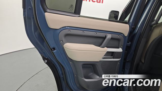 Land Rover Defender 2023 — photo 15
