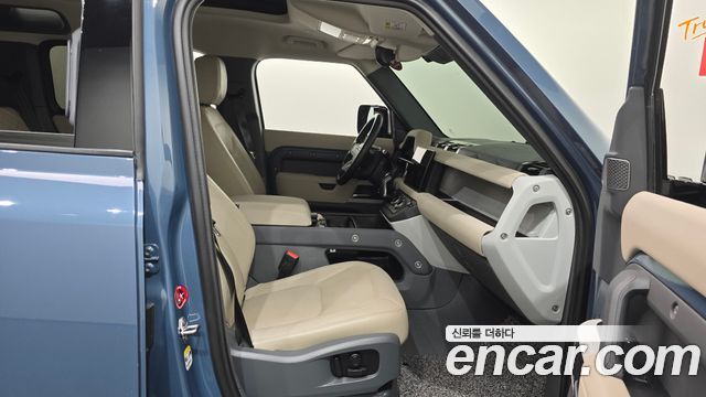 Land Rover Defender 2023 — photo 16