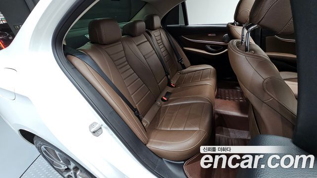 Mercedes-Benz E-Class 2018 — photo 11