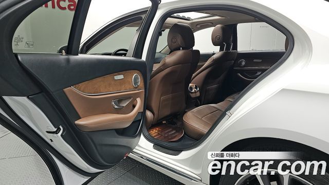 Mercedes-Benz E-Class 2018 — photo 12