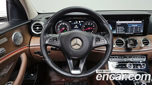 Mercedes-Benz E-Class 2018 — photo 13