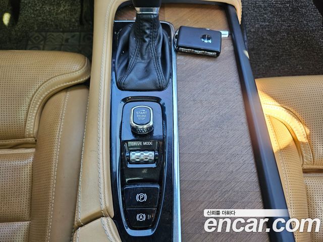Volvo XC90 2018 — photo 16