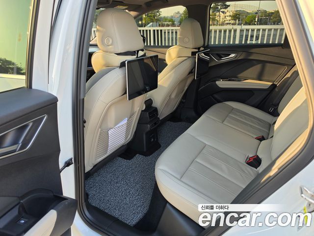 Audi Q4 e-tron 2023 — photo 16