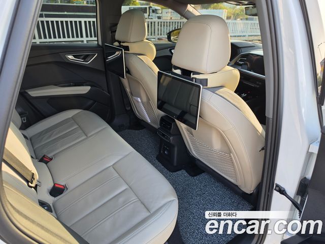 Audi Q4 e-tron 2023 — photo 18