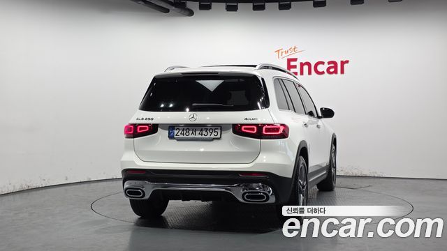 Mercedes-Benz GLB-Class 2023 — photo 4