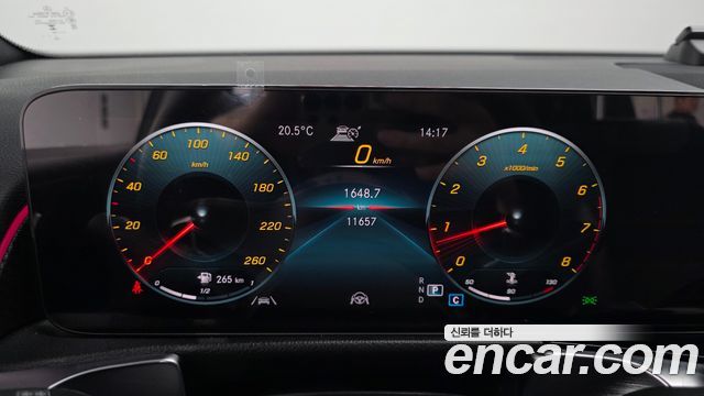 Mercedes-Benz GLB-Class 2023 — photo 8