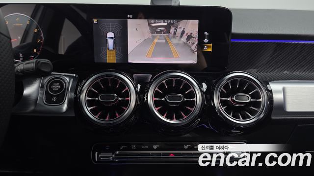 Mercedes-Benz GLB-Class 2023 — photo 16