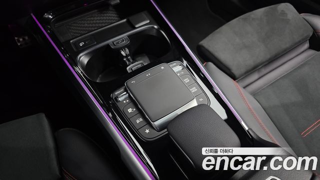 Mercedes-Benz GLB-Class 2023 — photo 19