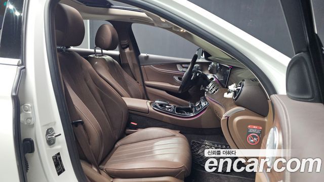 Mercedes-Benz E-Class 2017 — photo 11