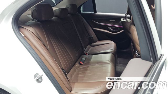Mercedes-Benz E-Class 2017 — photo 12