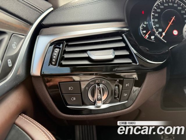 BMW 5-Series 2018 — photo 11