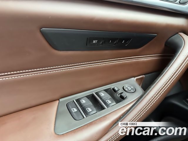 BMW 5-Series 2018 — photo 15