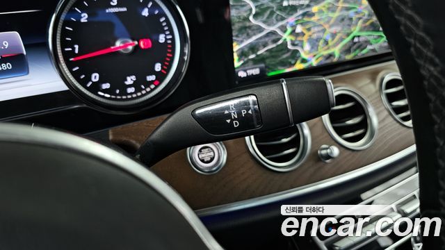 Mercedes-Benz E-Class 2019 — photo 12