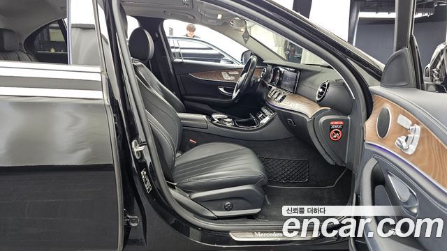 Mercedes-Benz E-Class 2019 — photo 17