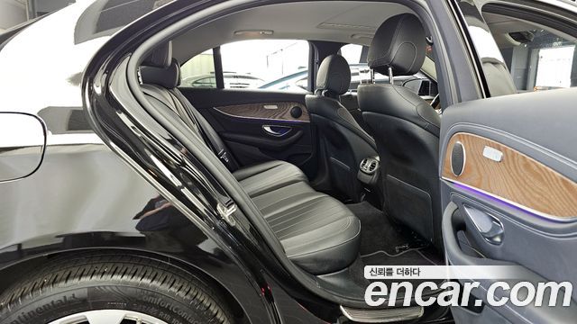 Mercedes-Benz E-Class 2019 — photo 18