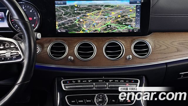 Mercedes-Benz E-Class 2019 — photo 20