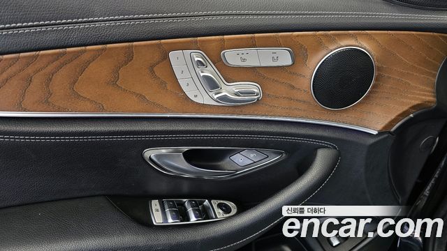 Mercedes-Benz E-Class 2019 — photo 16