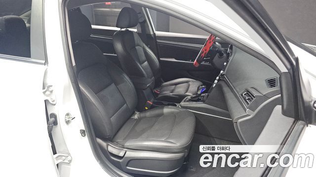 Hyundai AVANTE 2019 — photo 11