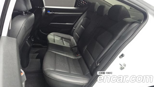 Hyundai AVANTE 2019 — photo 12