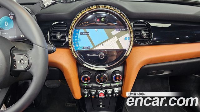 Mini Cooper Convertible 2024 — photo 18