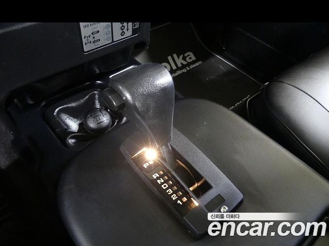 Land Rover Defender 2010 — photo 9