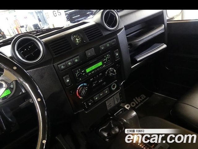 Land Rover Defender 2010 — photo 11
