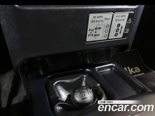 Land Rover Defender 2010 — photo 12